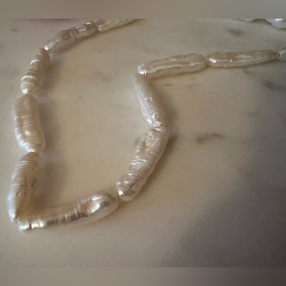 Irregular shaped shell pearl necklace - Picture 2 of 8